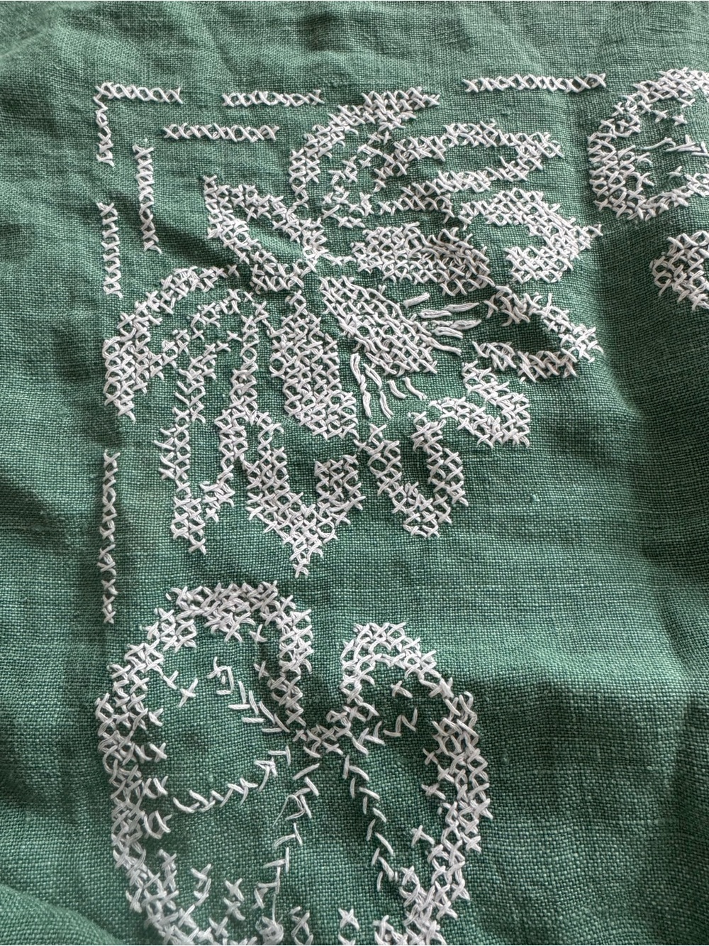 vintage linen tablecloth  white lotus embroidery and cutwork details - Picture 10 of 12